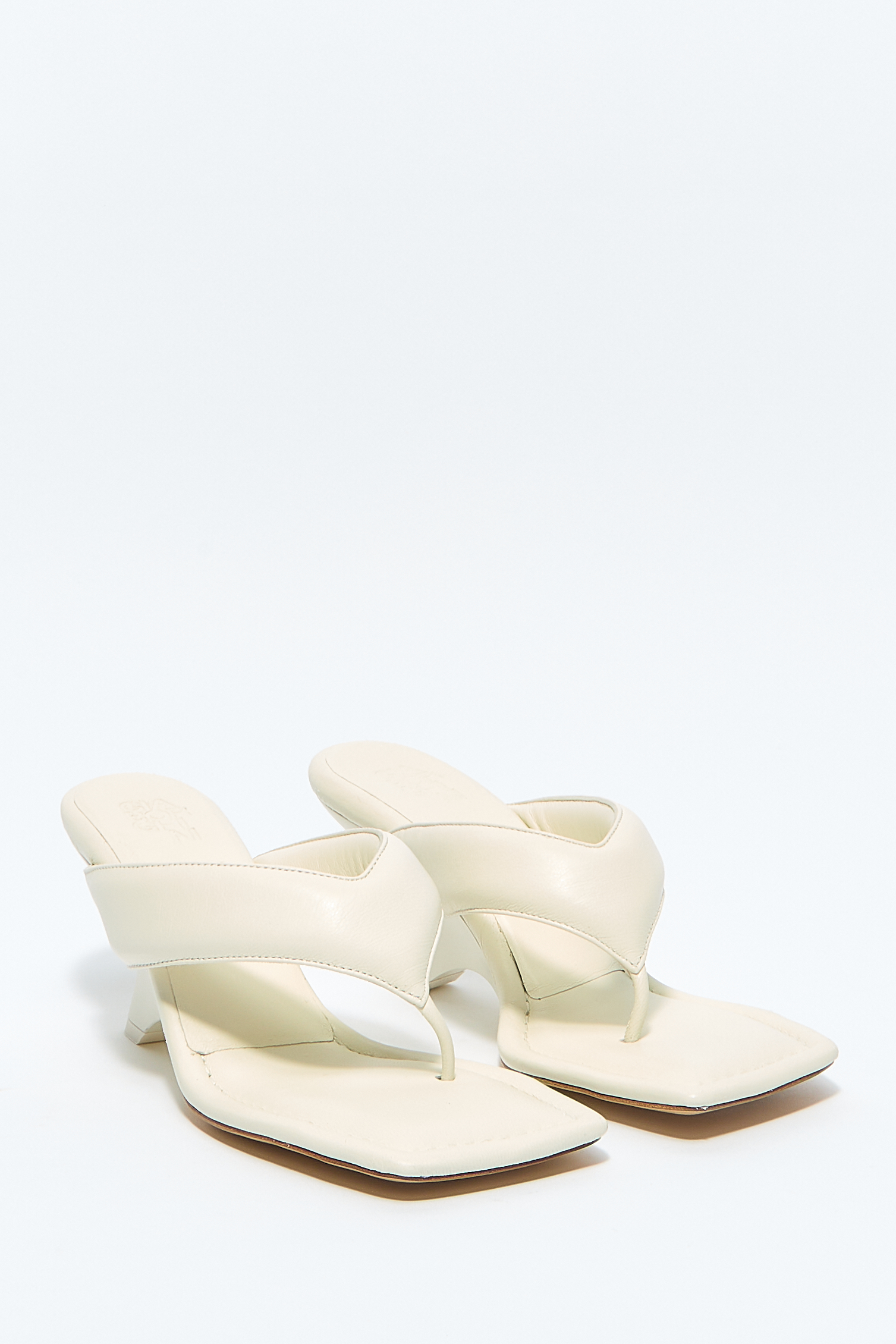 Босоножки На Каблуке С Дутыми Ремешками