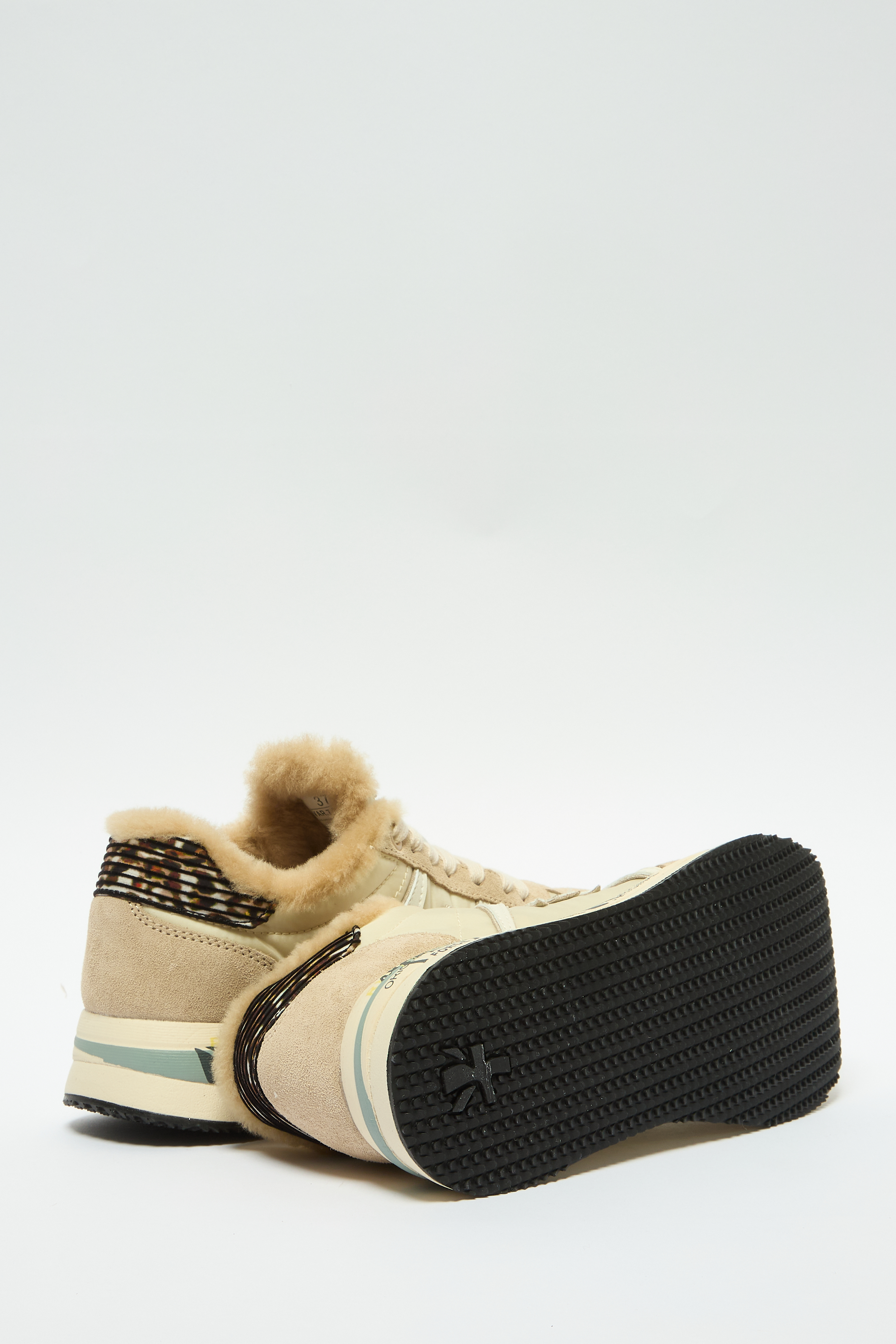 Кроссовки Conny