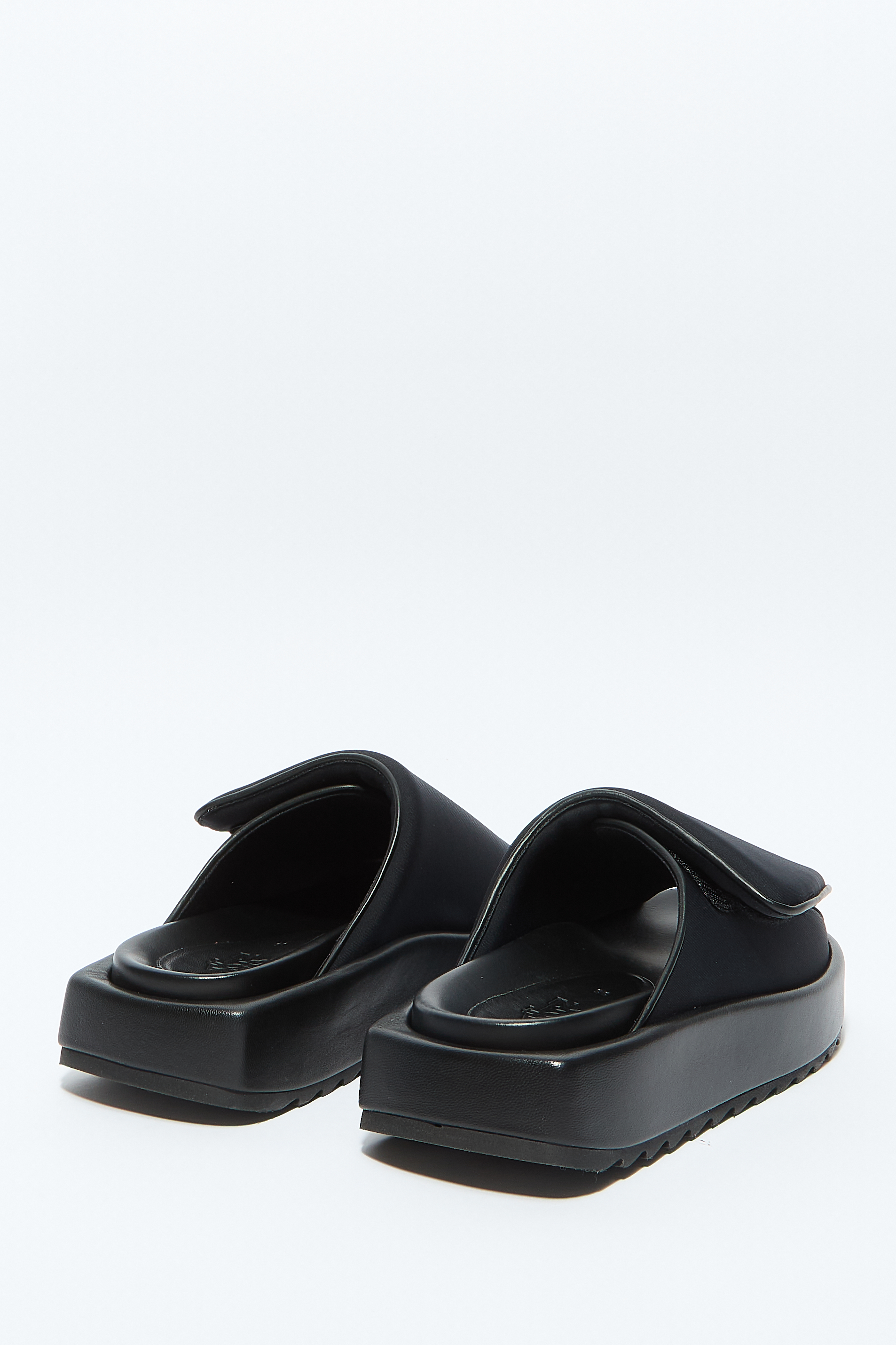 Шлепанцы С Дутыми Ремешками